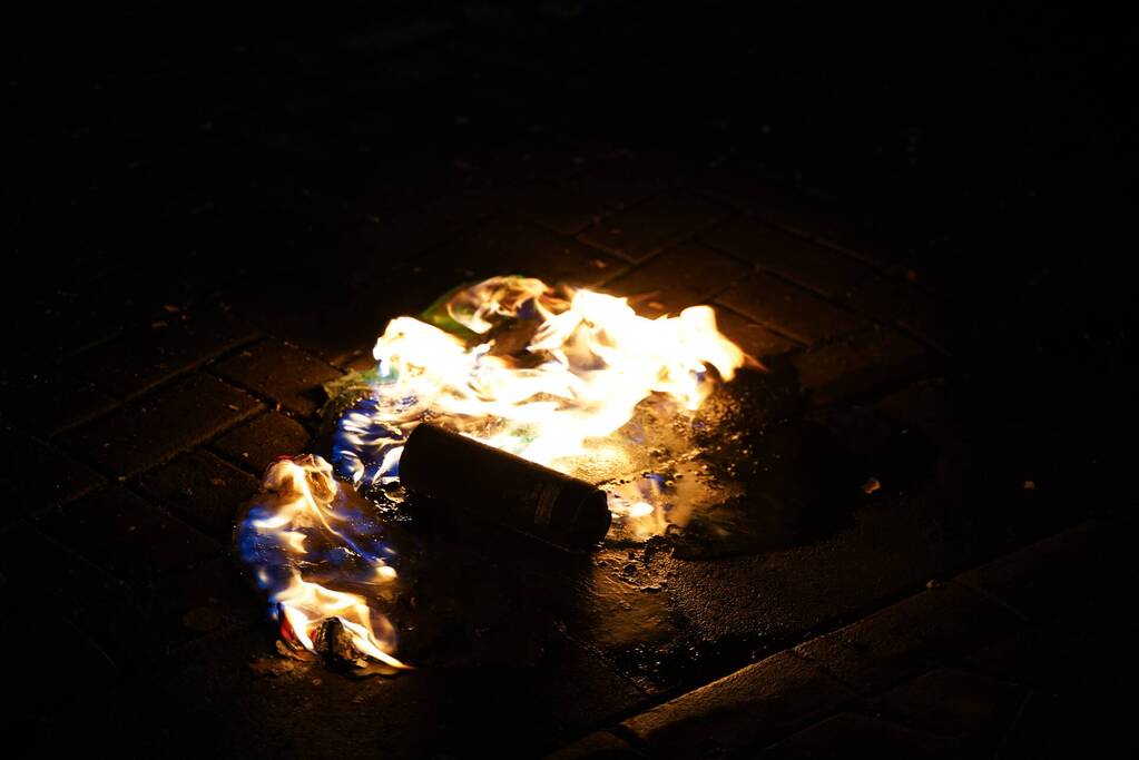 Spuitbus met WD40 in brand gestoken