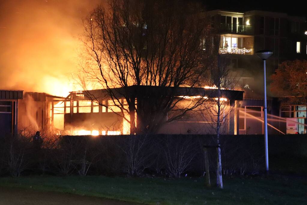 Uitslaande brand in buurthuis