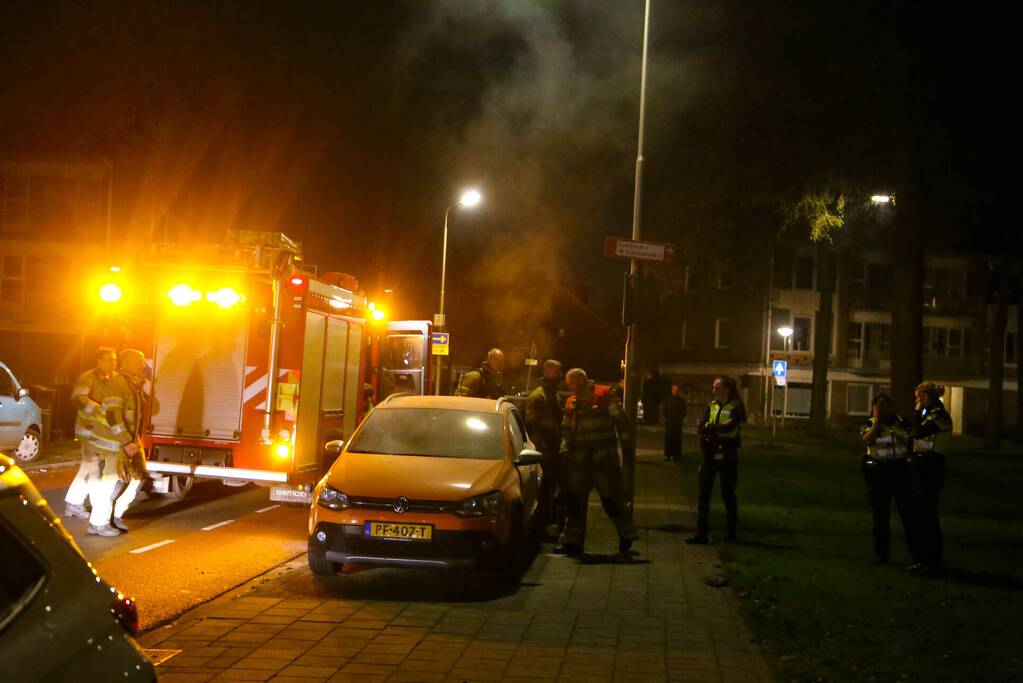 Brand in geparkeerde auto