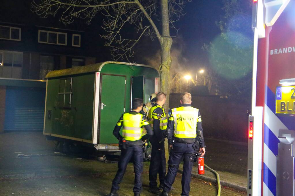 Brandweer blust brand in bouwkeet