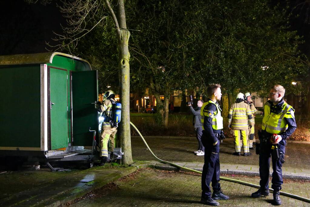 Brandweer blust brand in bouwkeet