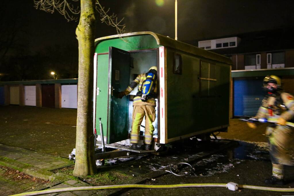 Brandweer blust brand in bouwkeet