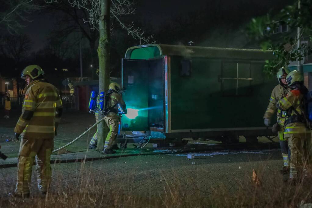 Brandweer blust brand in bouwkeet