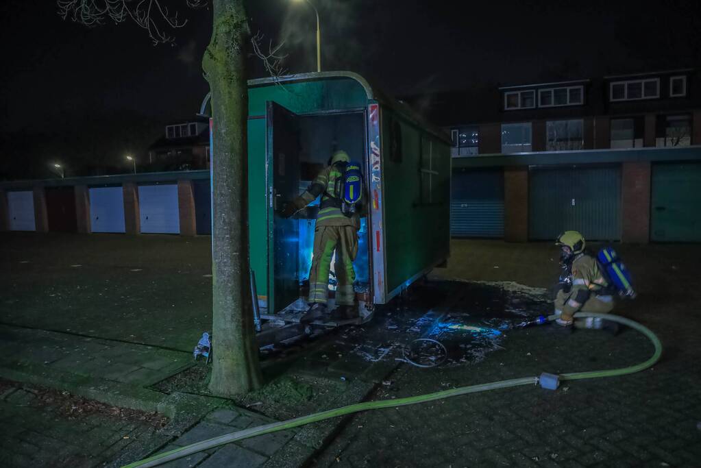 Brandweer blust brand in bouwkeet