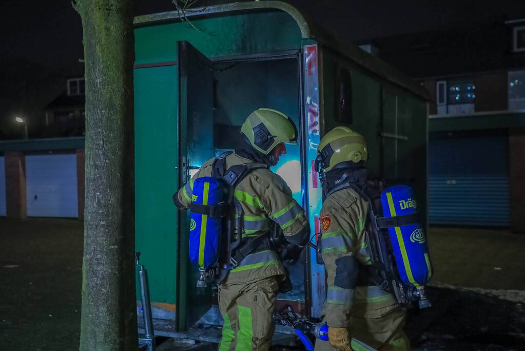 Brandweer blust brand in bouwkeet