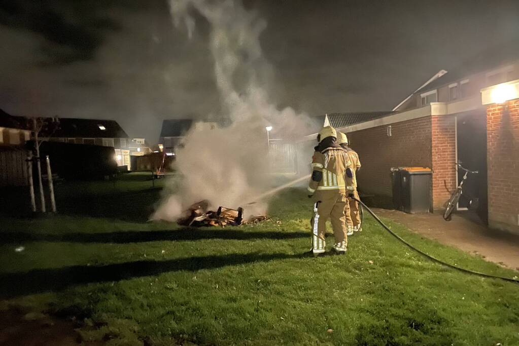 Brandweer blust buitenbrand