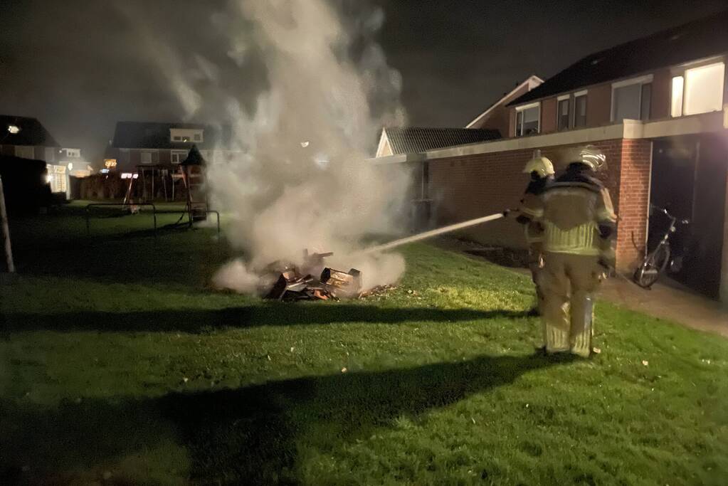 Brandweer blust buitenbrand