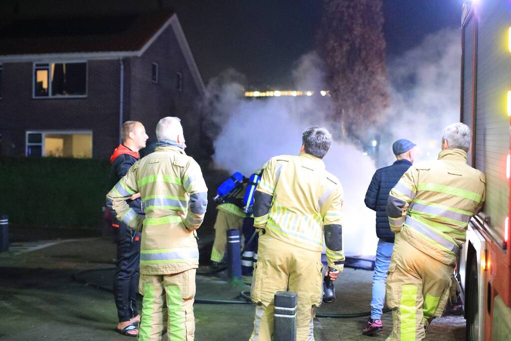 Pallets in brand op kruising