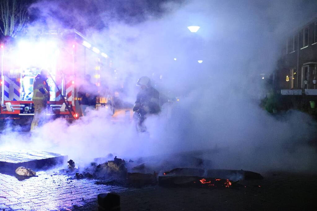 Pallets in brand op kruising