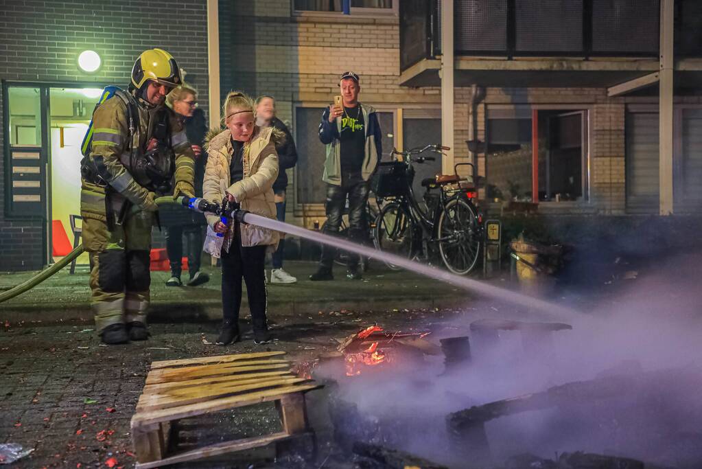 Kinderen helpen brandweer met blussen van buitenbrand