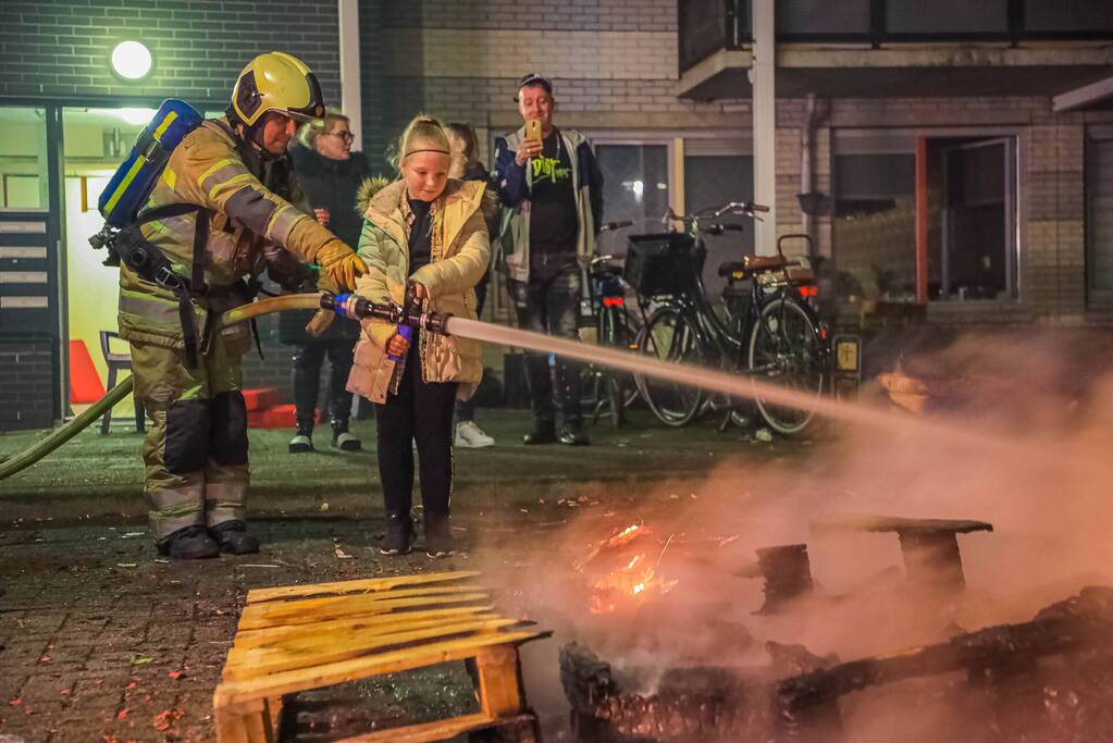Kinderen helpen brandweer met blussen van buitenbrand