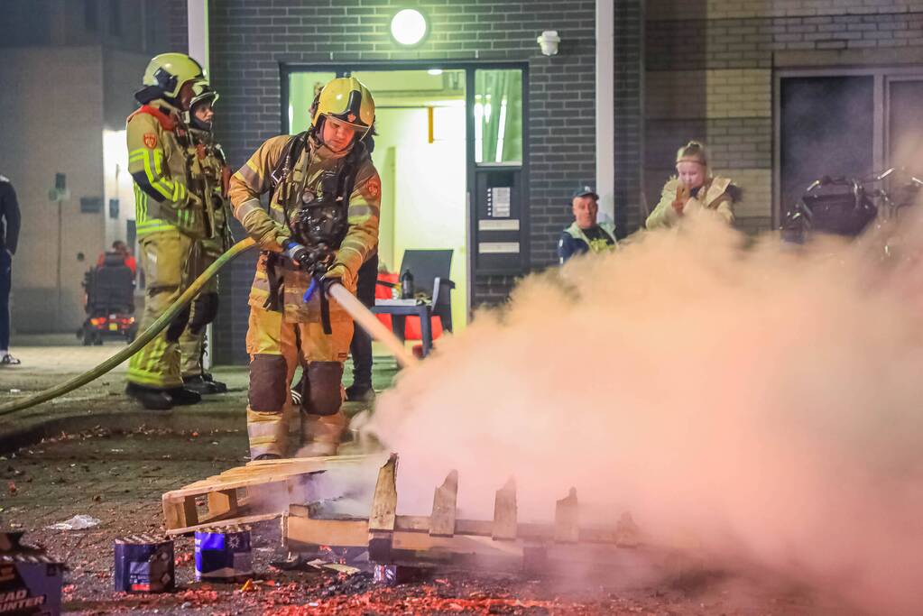 Kinderen helpen brandweer met blussen van buitenbrand