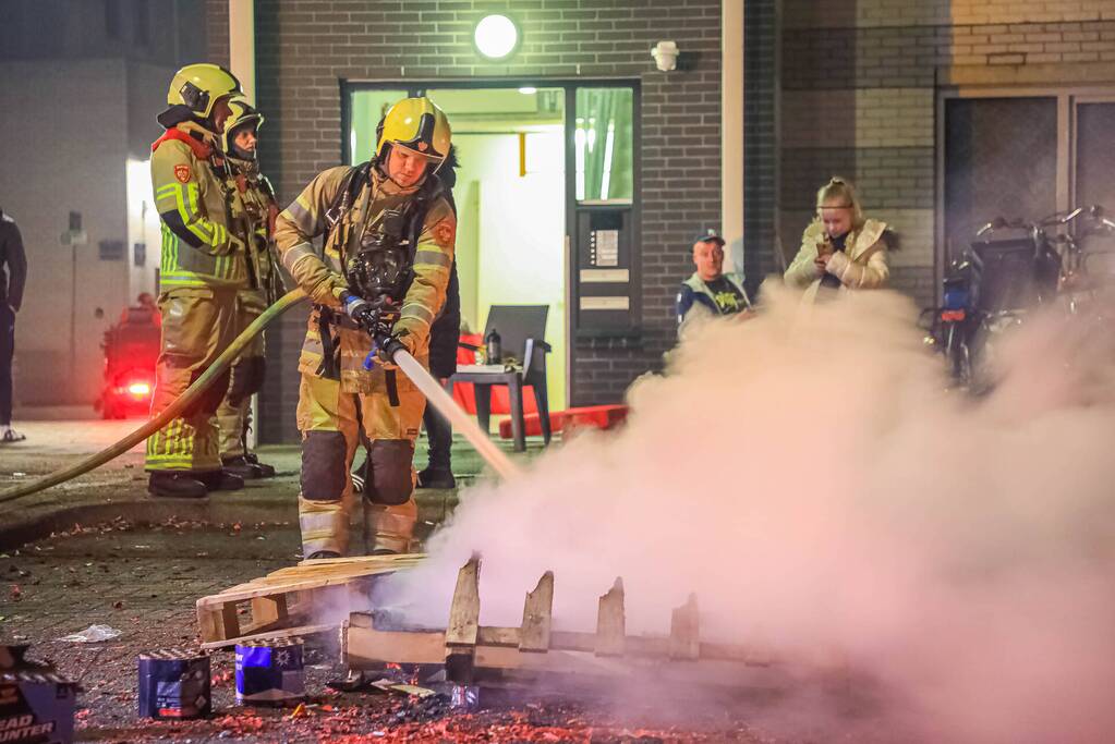 Kinderen helpen brandweer met blussen van buitenbrand