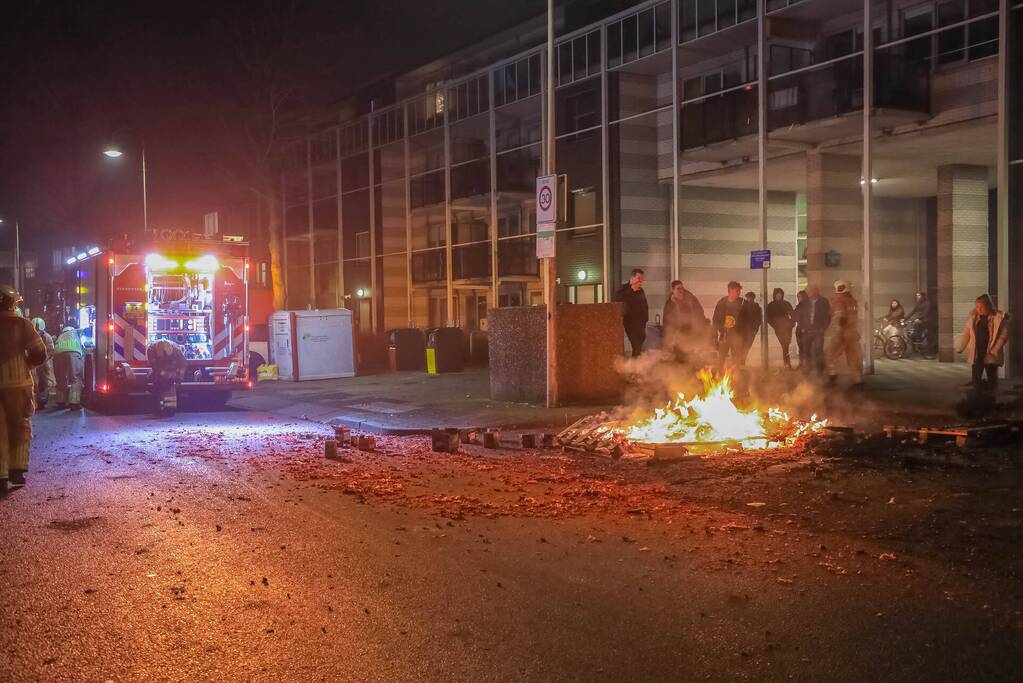 Kinderen helpen brandweer met blussen van buitenbrand