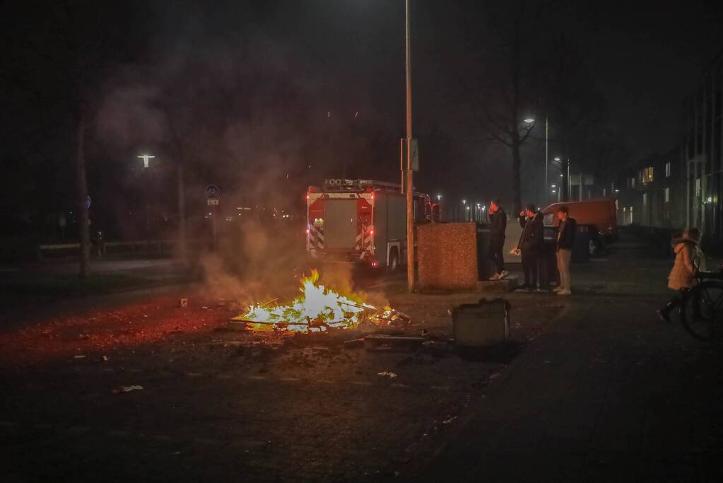 Kinderen helpen brandweer met blussen van buitenbrand