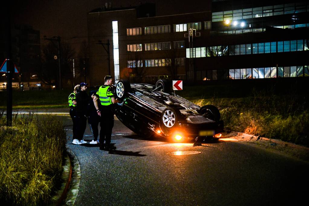 Auto vliegt uit de bocht en belandt op op zijn kop
