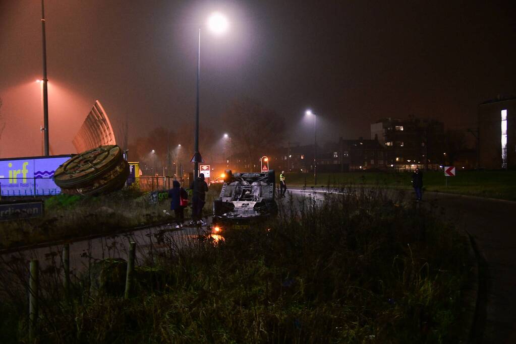 Auto vliegt uit de bocht en belandt op op zijn kop