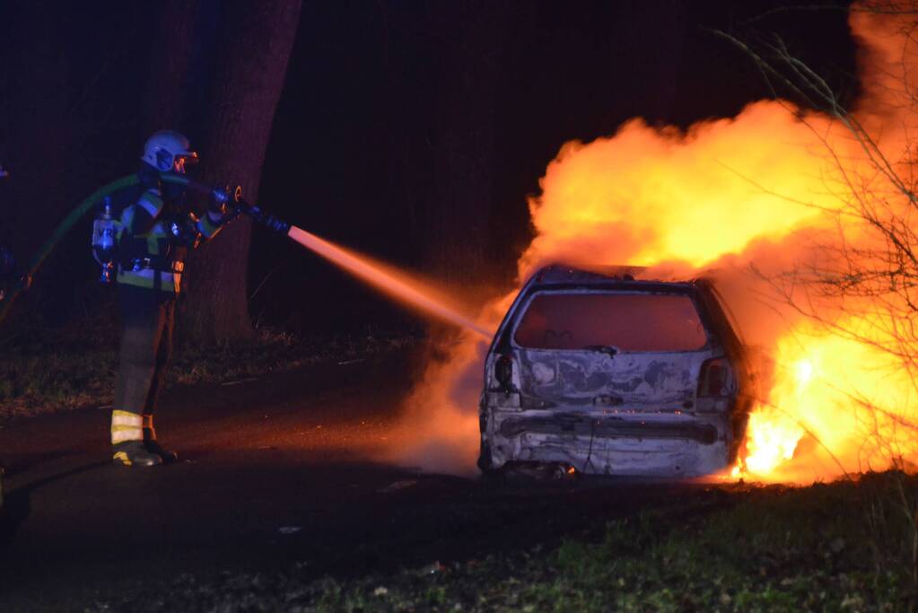 Auto volledig uitgebrand