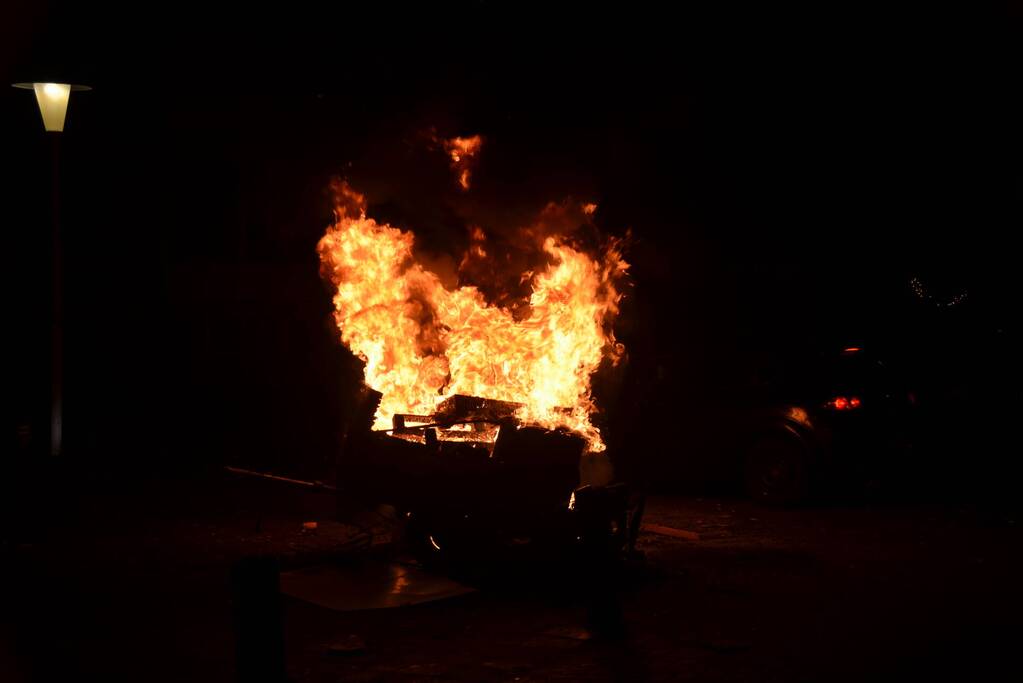 Aanhanger met afval in brand