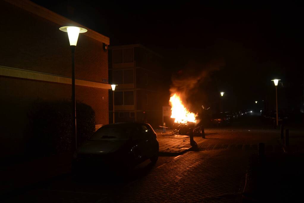 Aanhanger met afval in brand