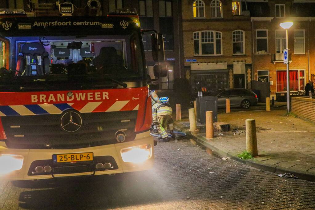 Brandweer blust smeulende vuurwerkresten