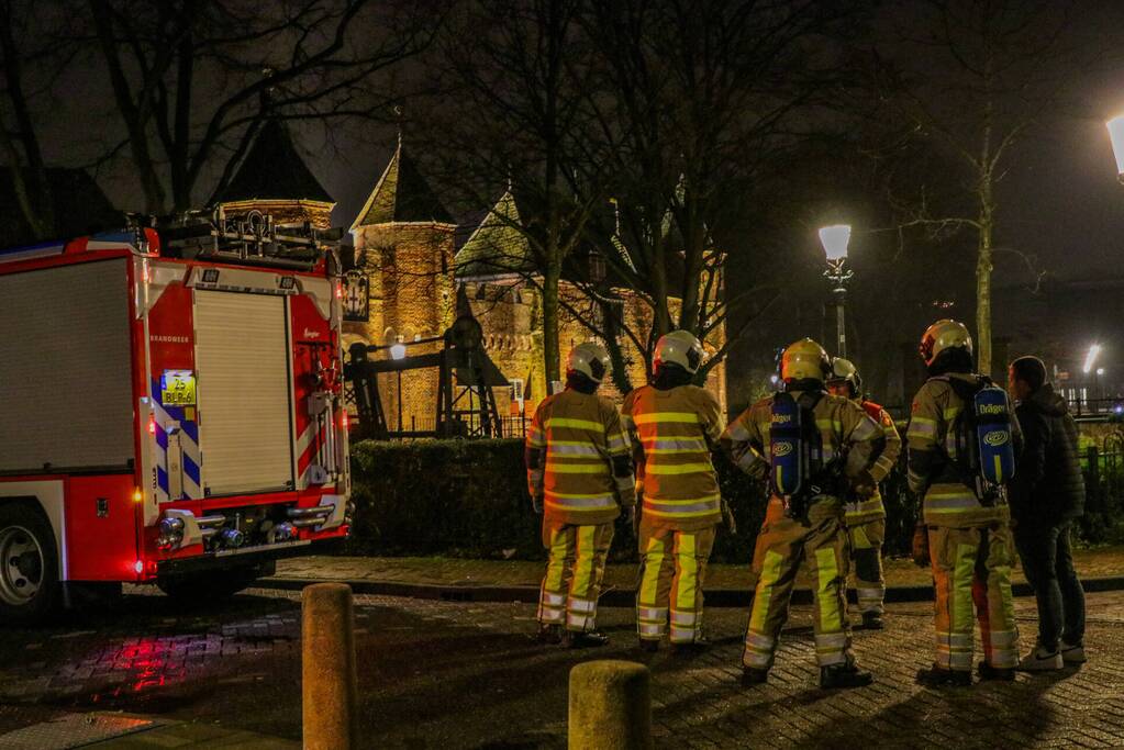 Brandweer blust smeulende vuurwerkresten