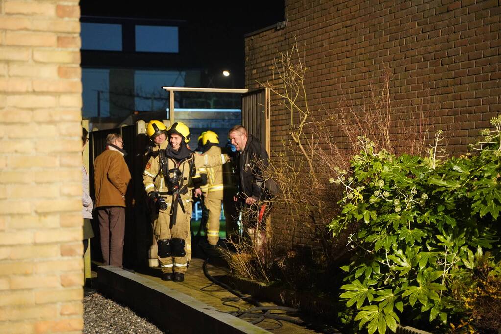 Brandweer blust brand bij woning