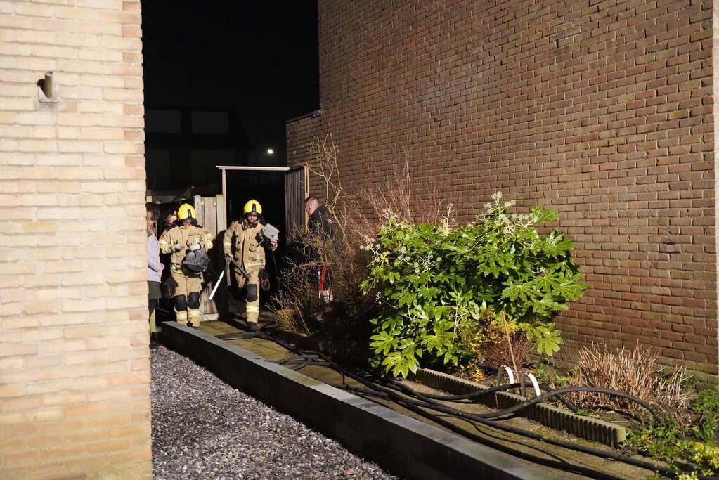 Brandweer blust brand bij woning
