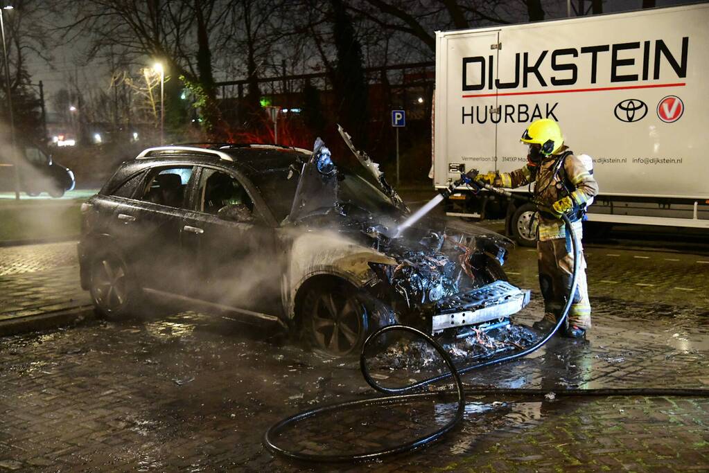 Voorkant van auto verwoest door brand
