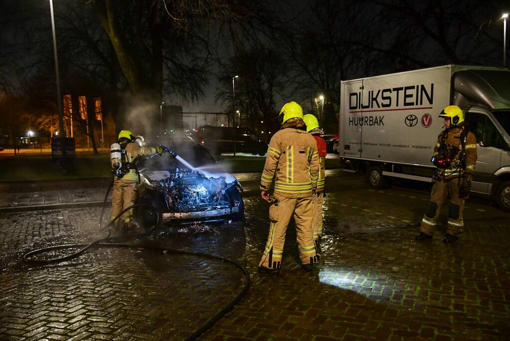 Voorkant van auto verwoest door brand