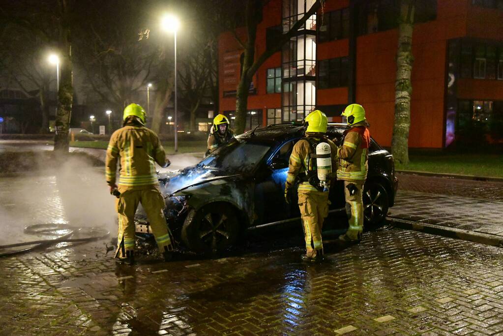 Voorkant van auto verwoest door brand