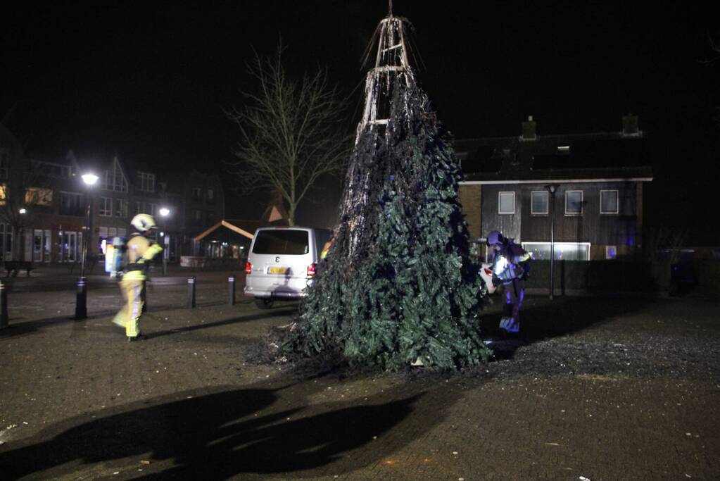 Grote kerstboom in brand