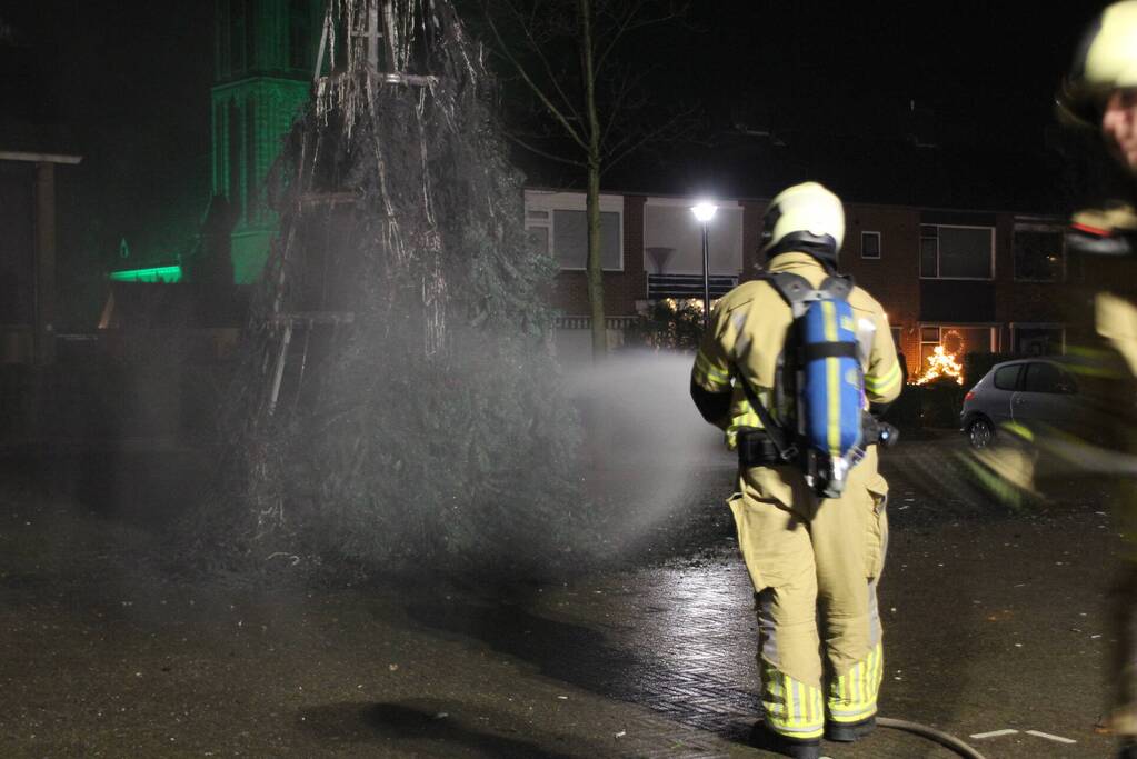 Grote kerstboom in brand