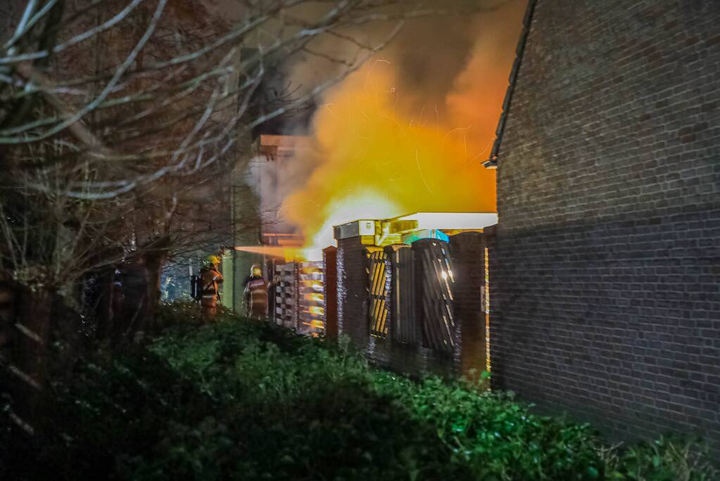 Uitslaande brand in schuur van woning
