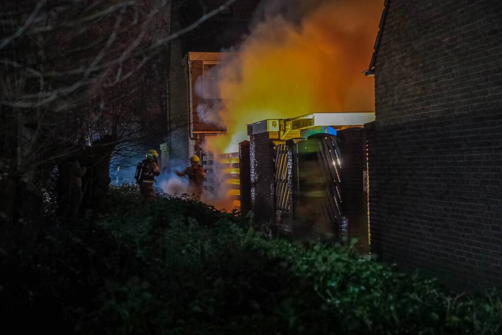 Uitslaande brand in schuur van woning