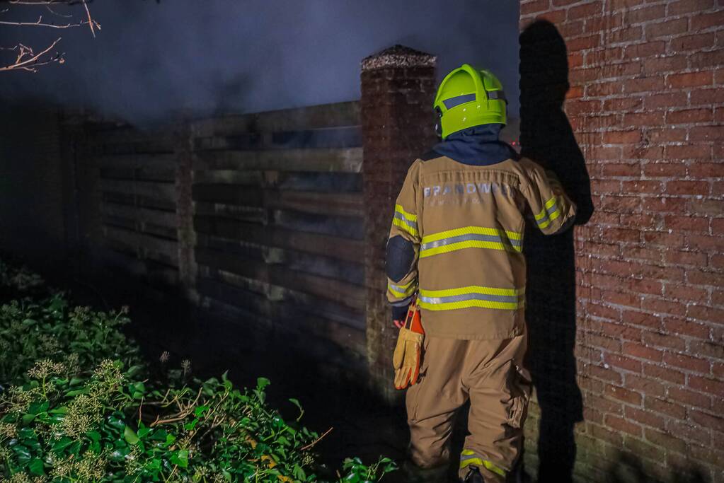 Uitslaande brand in schuur van woning