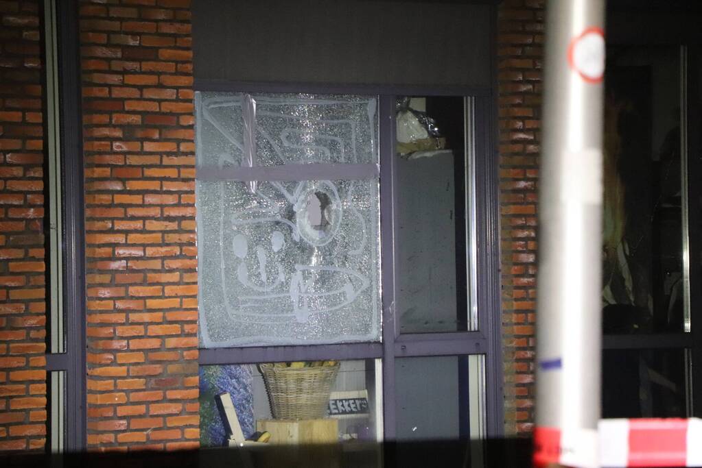 EOD ingezet voor aantreffen vuurwerk na vernielingen bij school