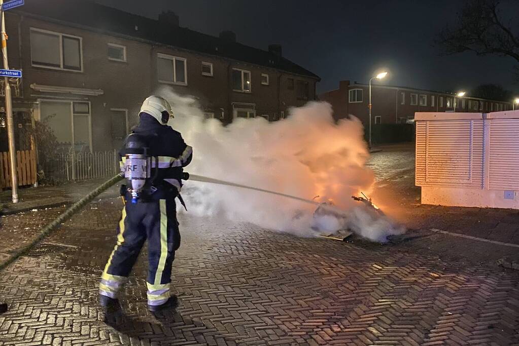Deelscooter in brand gestoken