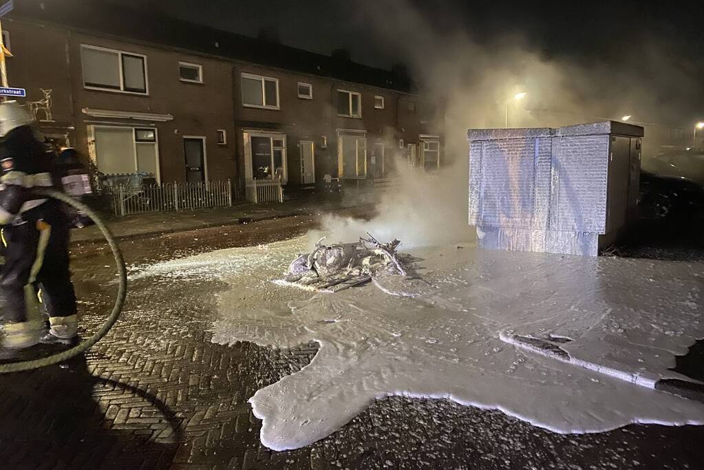 Deelscooter in brand gestoken