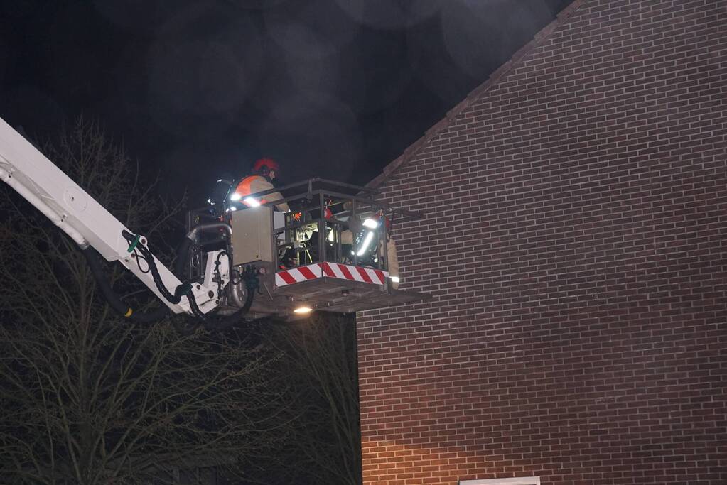 Brand in spouwmuur van woning