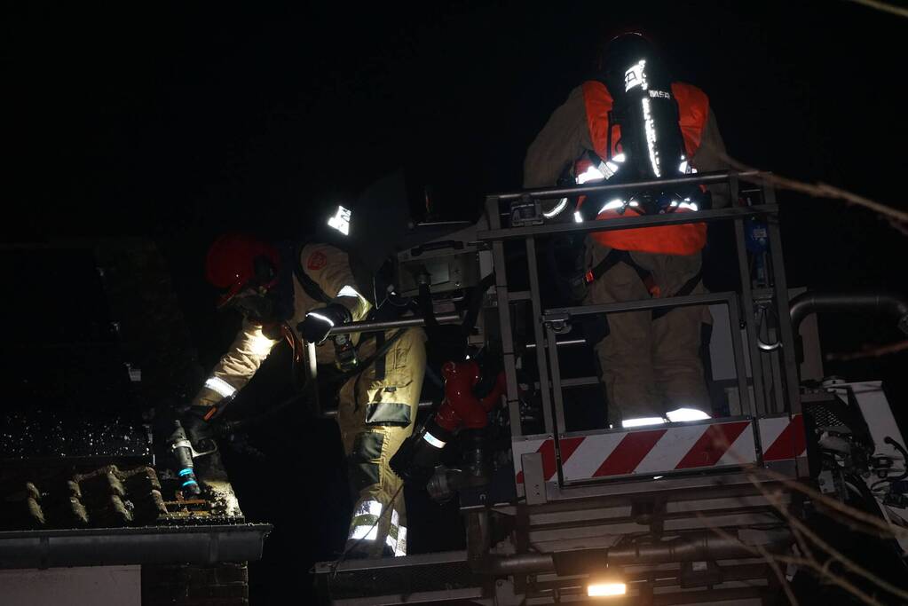 Brand in spouwmuur van woning