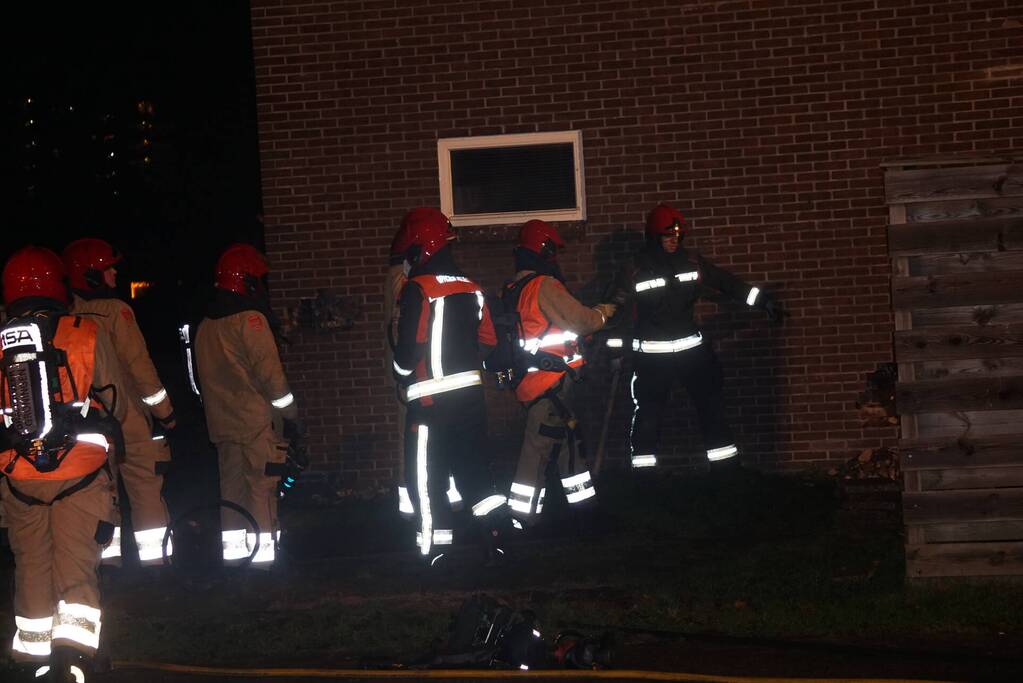 Brand in spouwmuur van woning