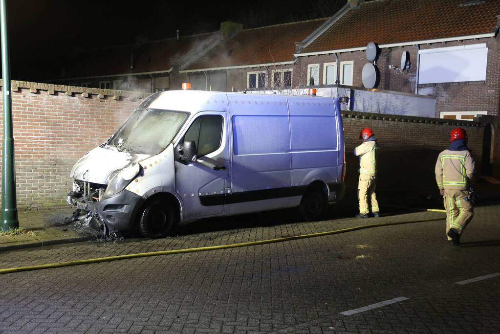 Bestelbus zwaar beschadigd door brand
