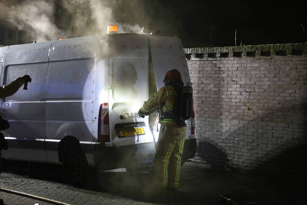 Bestelbus zwaar beschadigd door brand