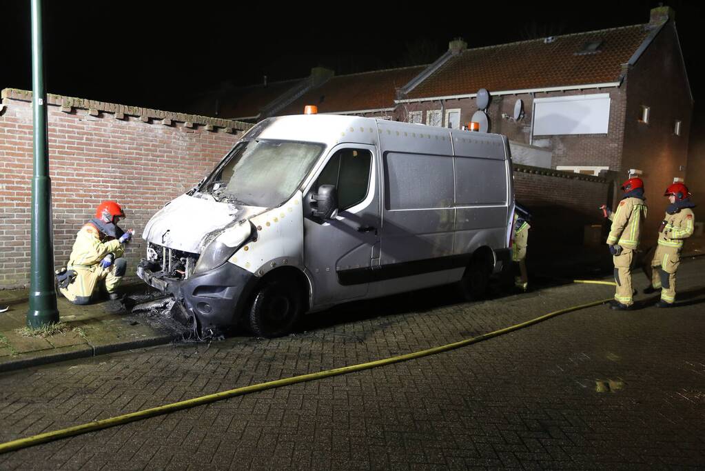 Bestelbus zwaar beschadigd door brand