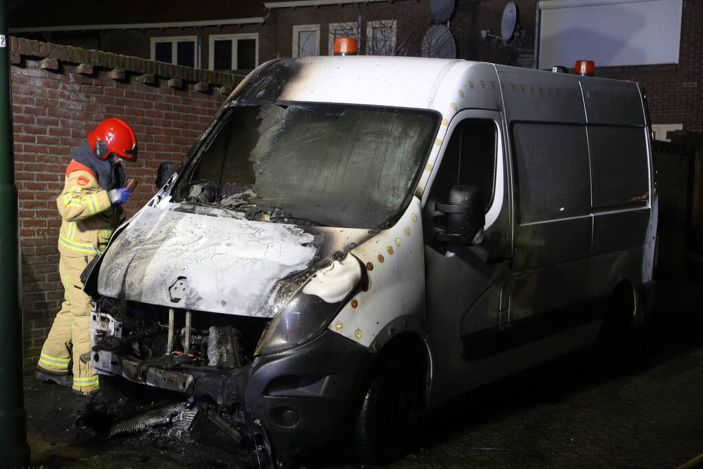 Bestelbus zwaar beschadigd door brand