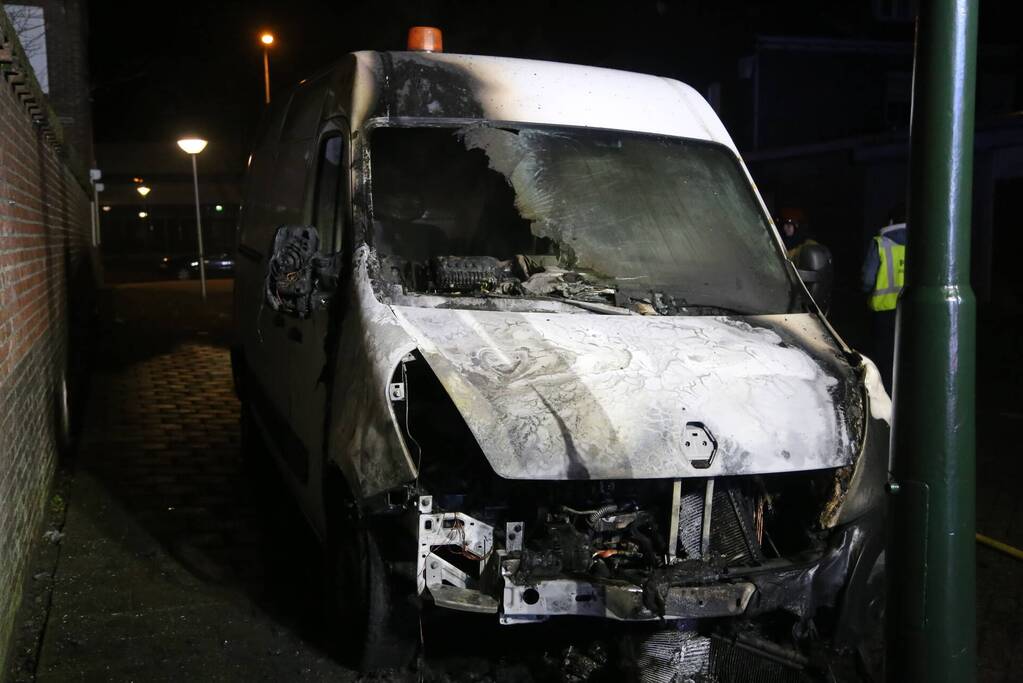 Bestelbus zwaar beschadigd door brand
