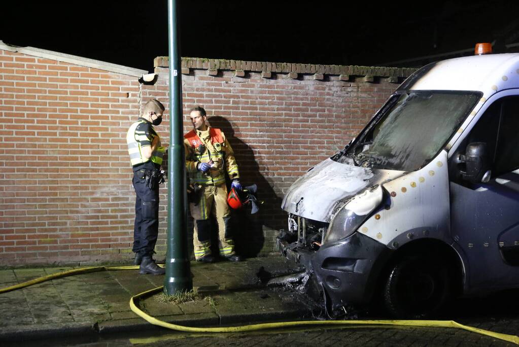 Bestelbus zwaar beschadigd door brand
