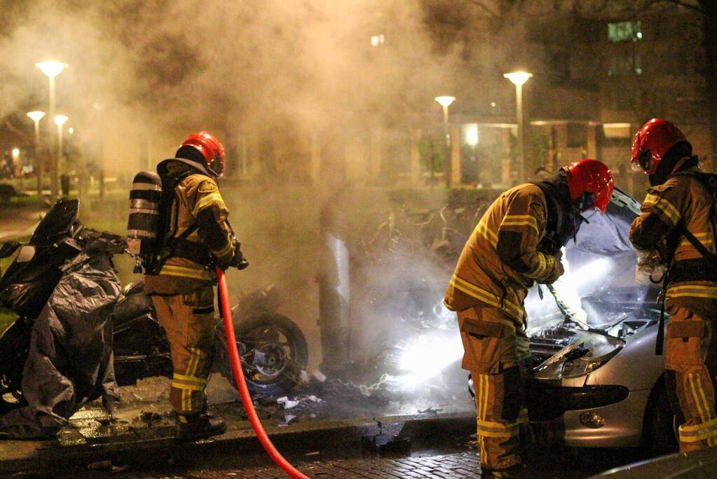 Brand in personenauto slaat over op brommer en motorscooter