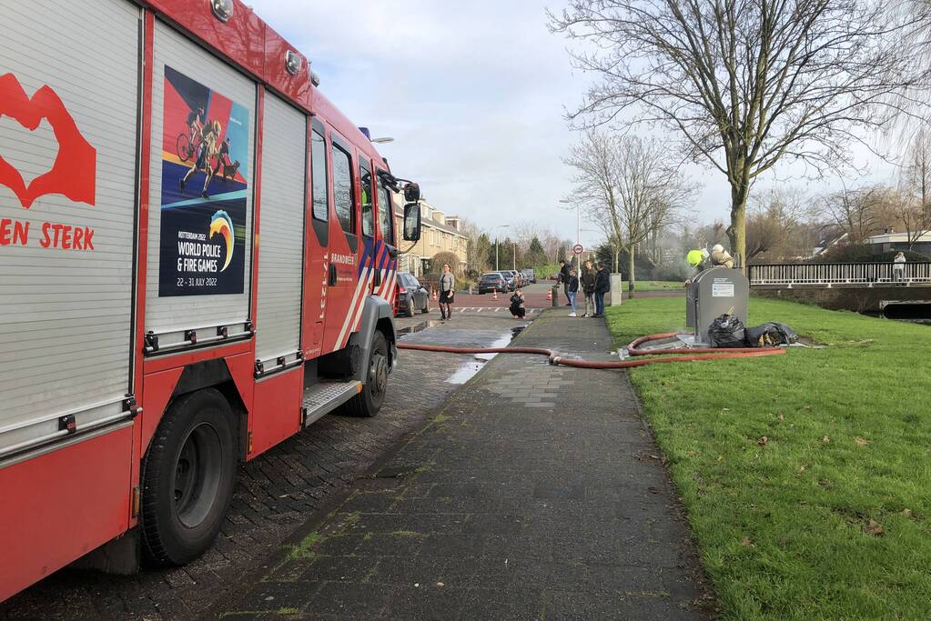 Zak met as zorgt voor containerbrand